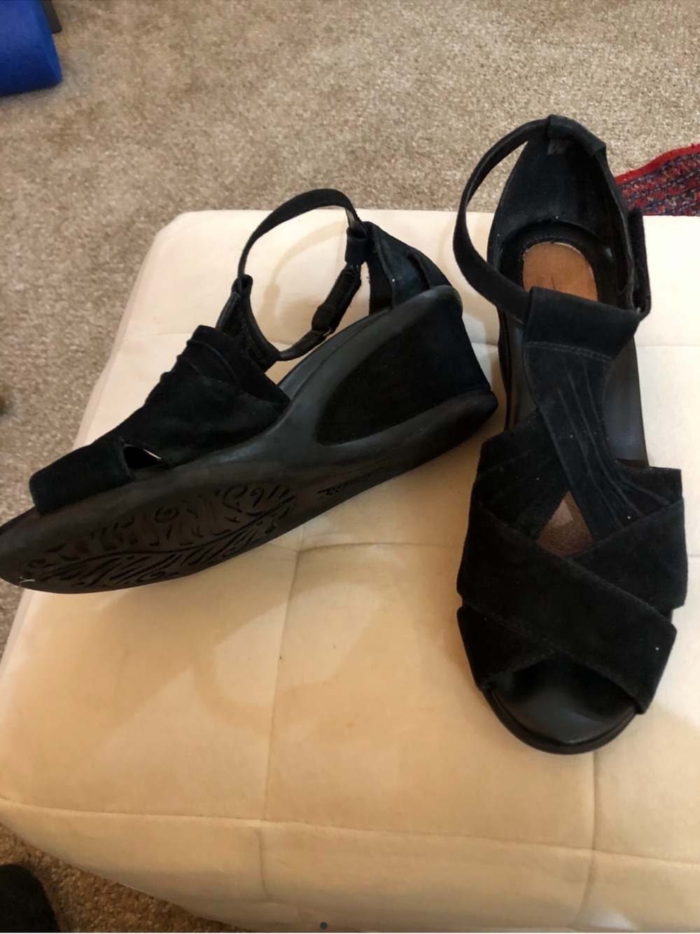Black Earth Shoes Women’s Suede Wedge Sandals